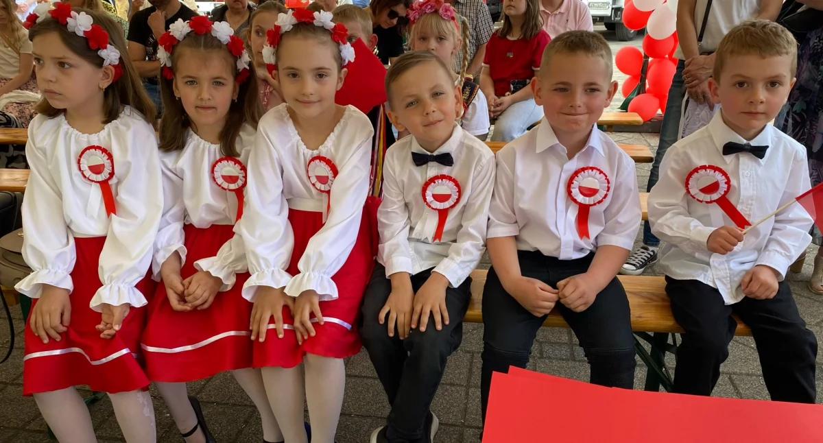 Patriotyzm i rodzinna atmosfera – tak gmina Praszka świętowała Dzień Flagi Rzeczypospolitej Polskiej