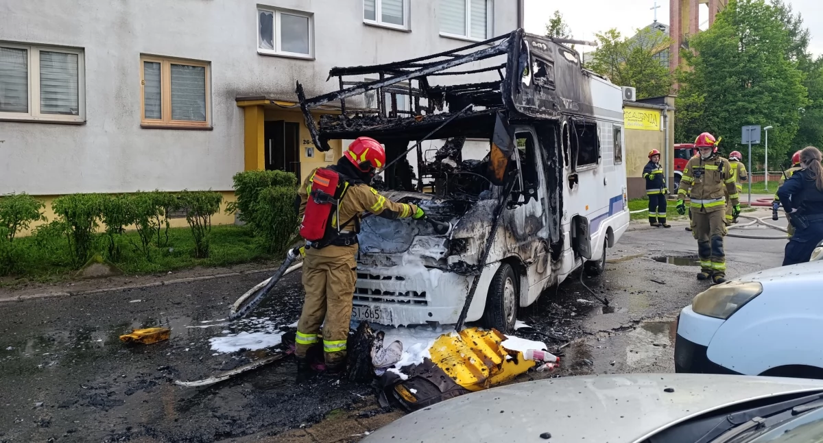 Pożar kampera przy bloku - uszkodzone zostały pojazdy na parkingu!