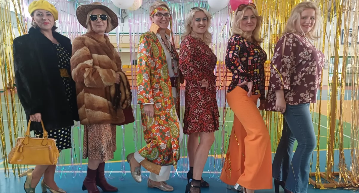 Szyk, styl i PRL-owska elegancja: pokaz retro mody w Szkole Podstawowej w Działoszynie
