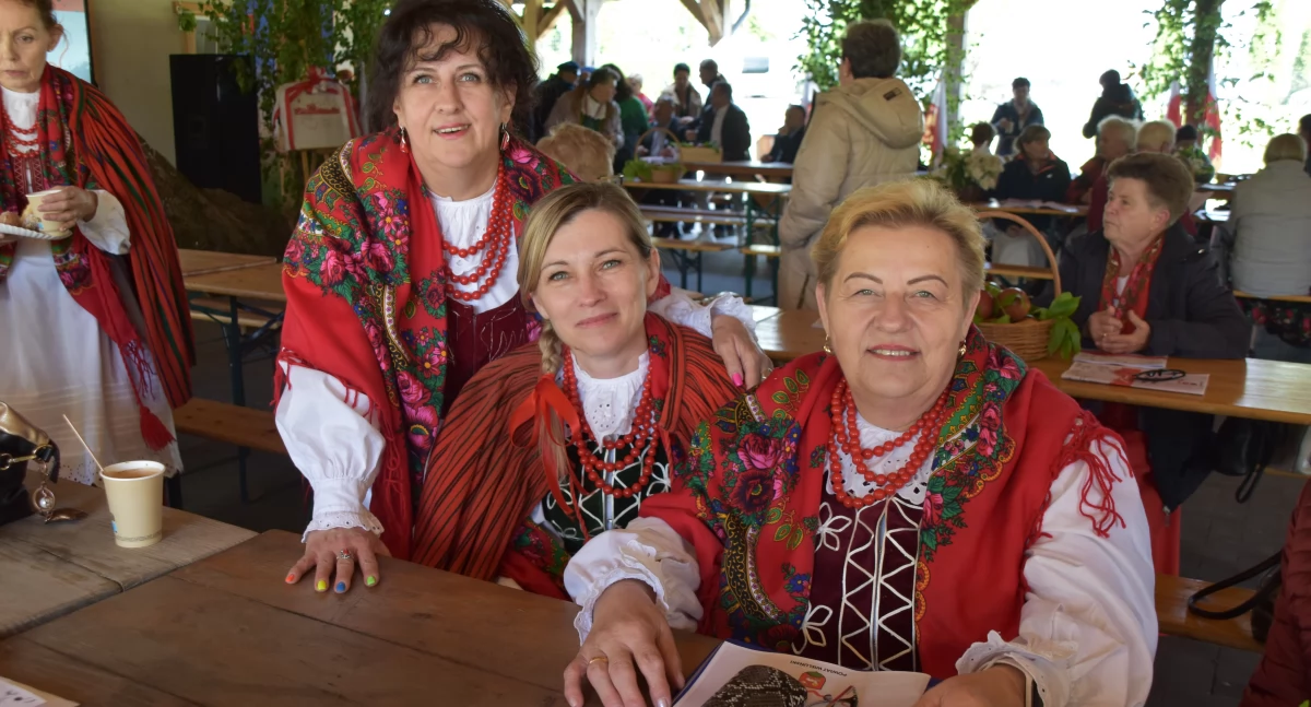 Piknik patriotyczny „Ojczyźnie Śpiewajmy” w Osjakowie zgromadził około 150 śpiewaków z 13 zespołów ludowych
