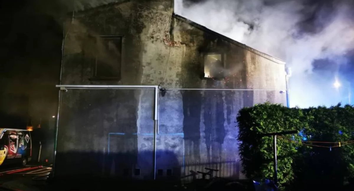 Nocny pożar w budynku wielorodzinnym - znaleziono zwęglone zwłoki