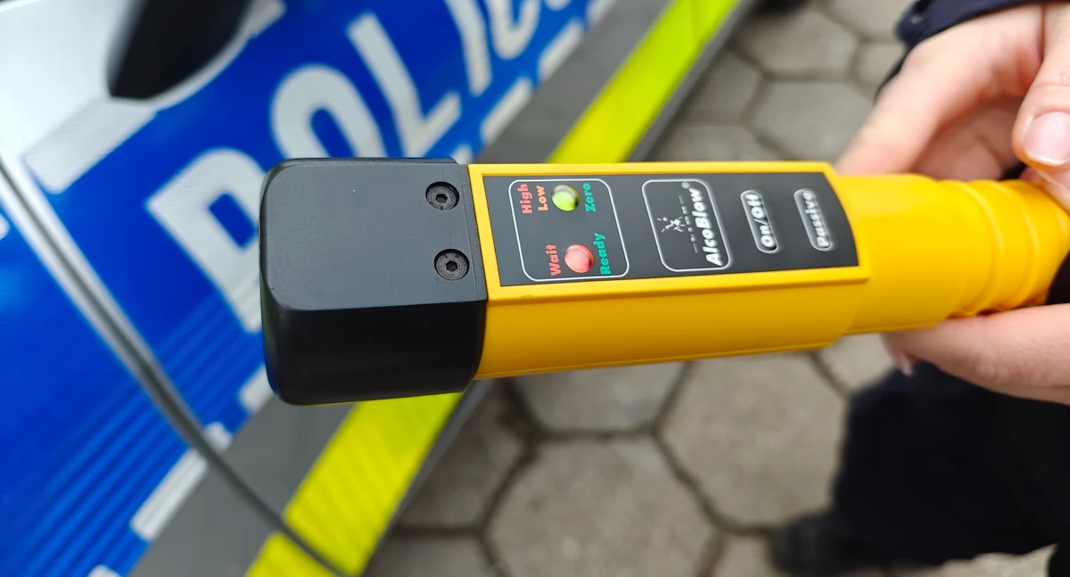 Jechał slalomem, a przy parkowaniu uszkodził dwa auta - 67-latek był kompletnie pijany