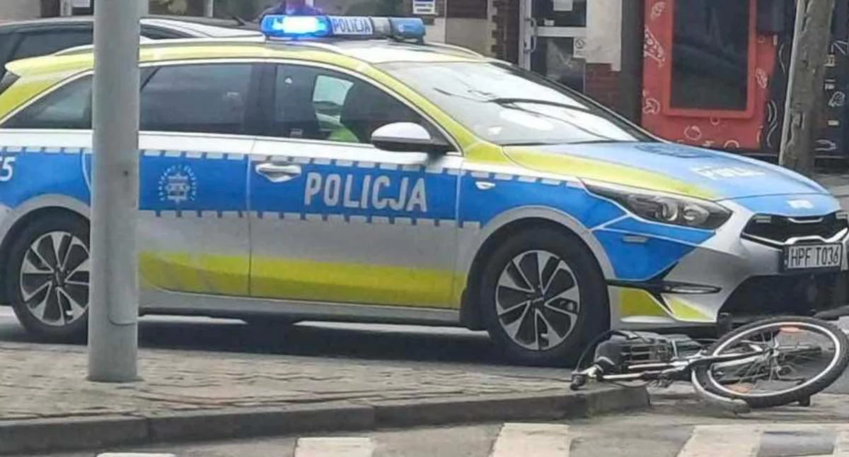 Zderzenie samochodu osobowego z rowerzystką w Wieluniu: 69-latka trafiła do szpitala