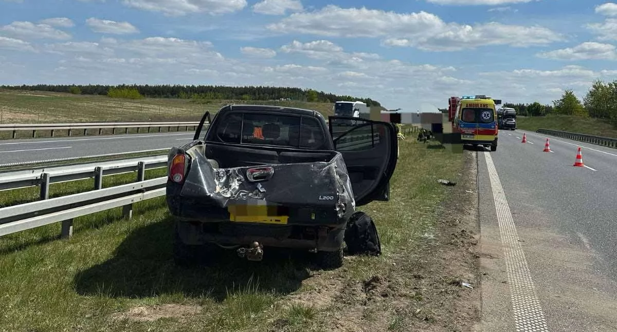 Niebezpieczne zdarzenie na trasie S8 pod Wieruszowem: Samochód osobowy dachował po zderzeniu z barierą