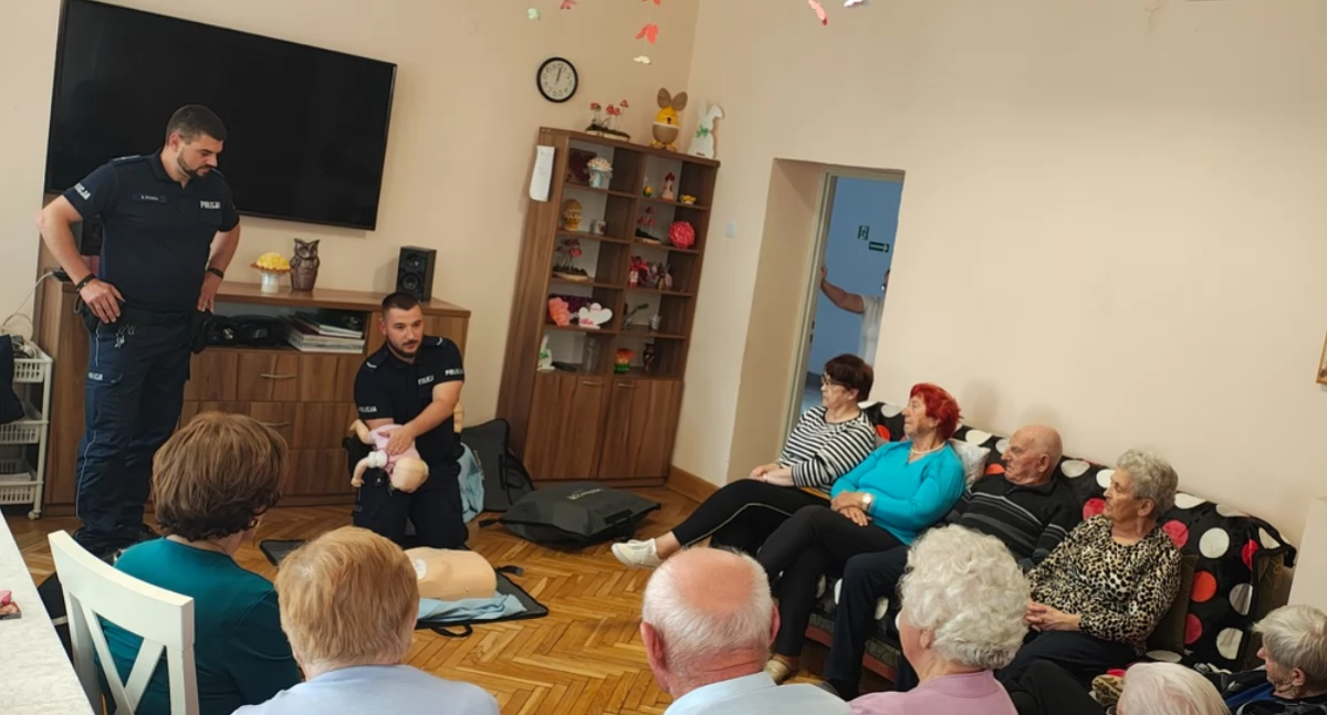 Policjanci spotkali się z seniorami w Hucie - mówili o pierwszej pomocy i bezpieczeństwie