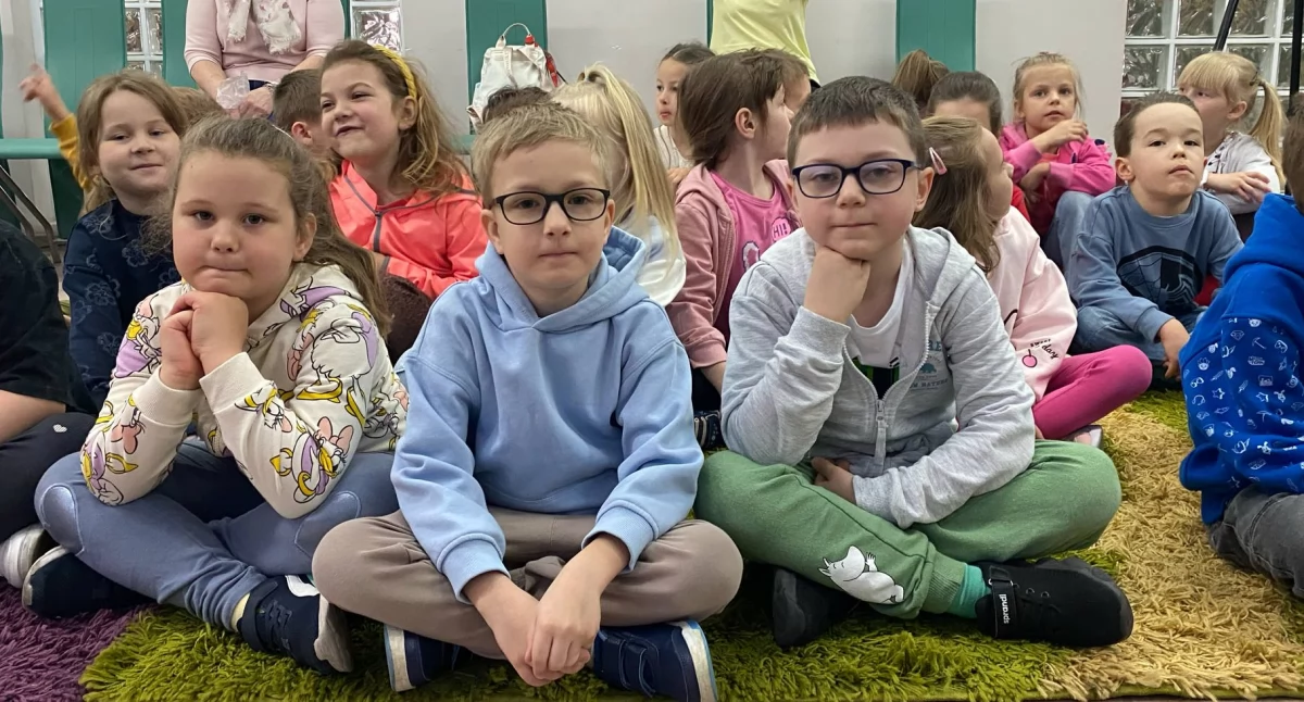 Edukacyjne spotkanie przedszkolaków ze stomatologiem w Miejskiej i Gminnej Bibliotece Publicznej w Wieluniu: Akcja „W służbie człowiekowi”
