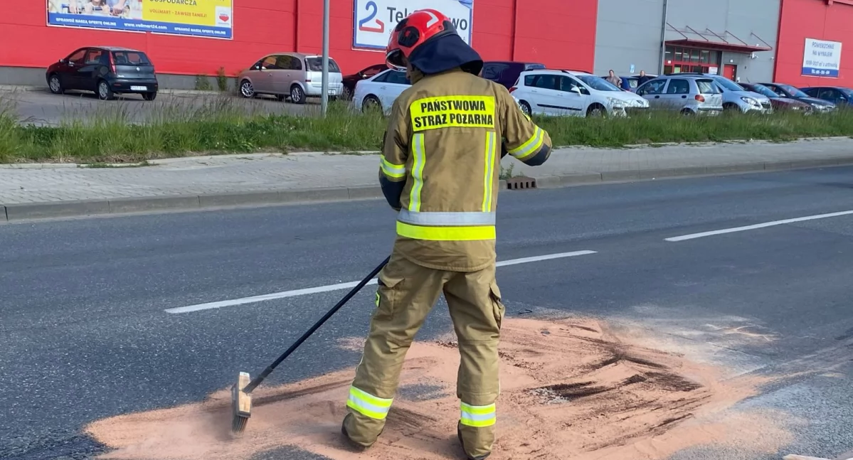 Wyciek paliwa ze zbiornika 500l na skrzyżowaniu ul. Traugutta i Sieradzkiej w Wieluniu