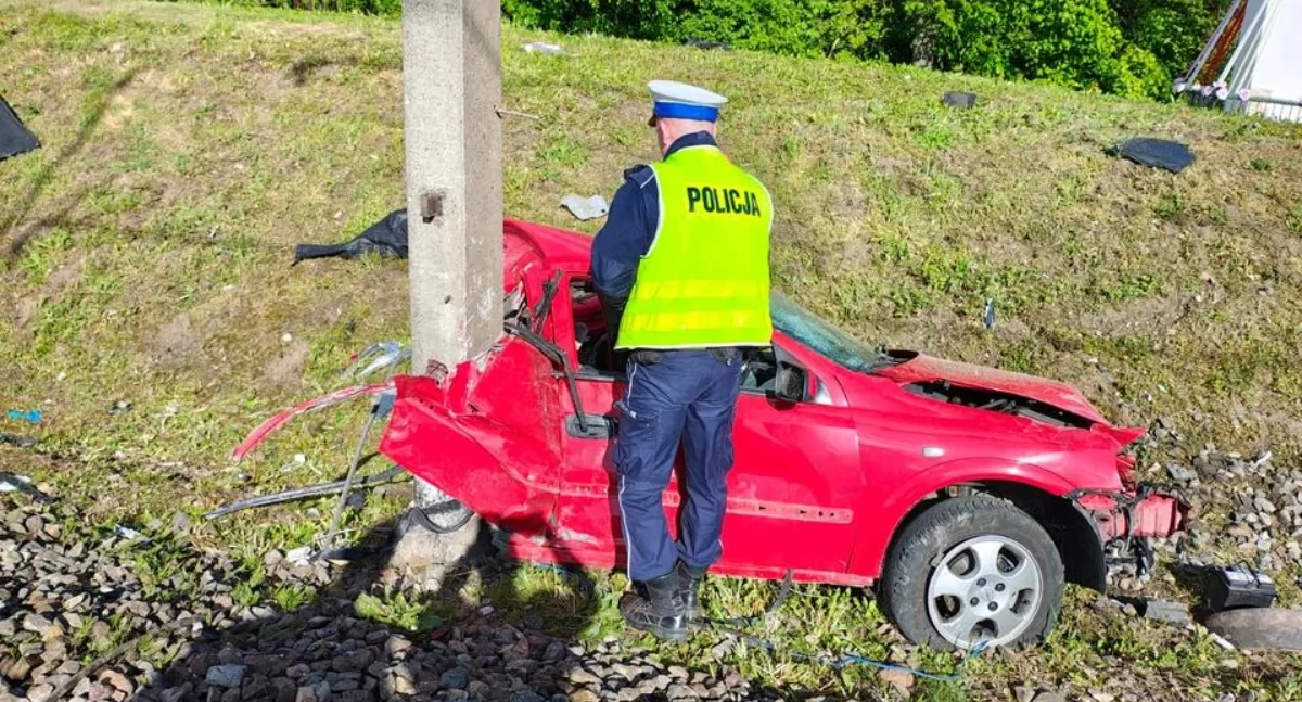 Tragiczny wypadek na przejeździe kolejowym w Raciborowicach (pow. piotrkowski): Jedna osoba nie żyje, druga w ciężkim stanie