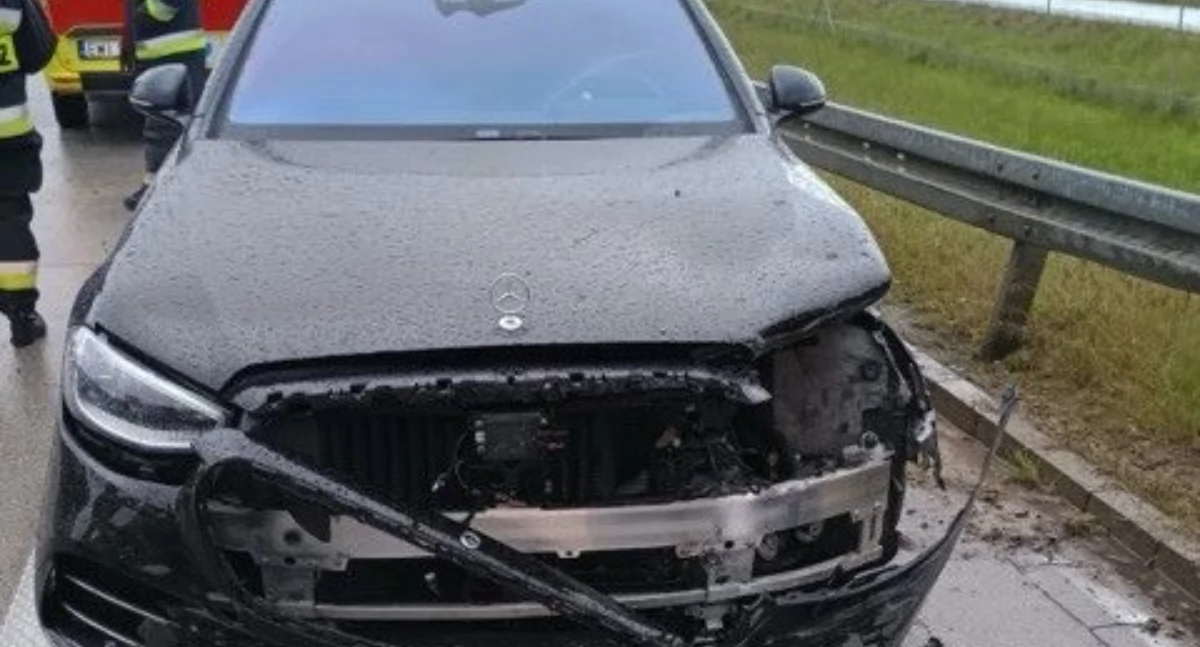 Kolizja na S8 w okolicach Szklanej Huty: Mercedes uderzył w bariery podczas gradobicia