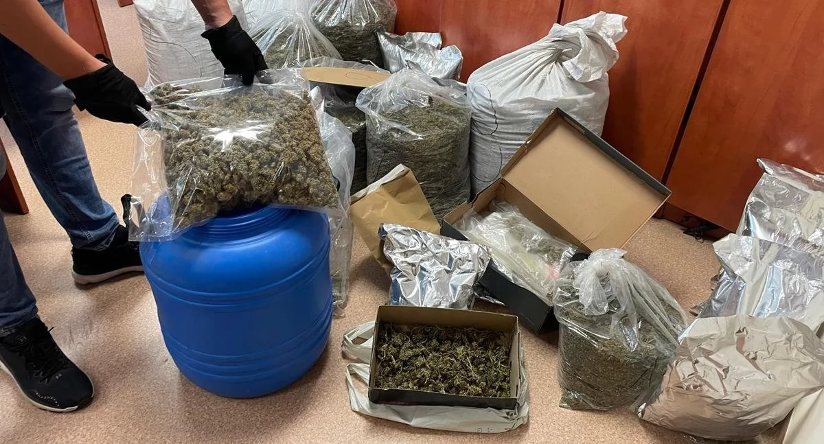 Policjanci zabezpieczyli ponad 1,7 kg narkotyków i zatrzymali pięć osób