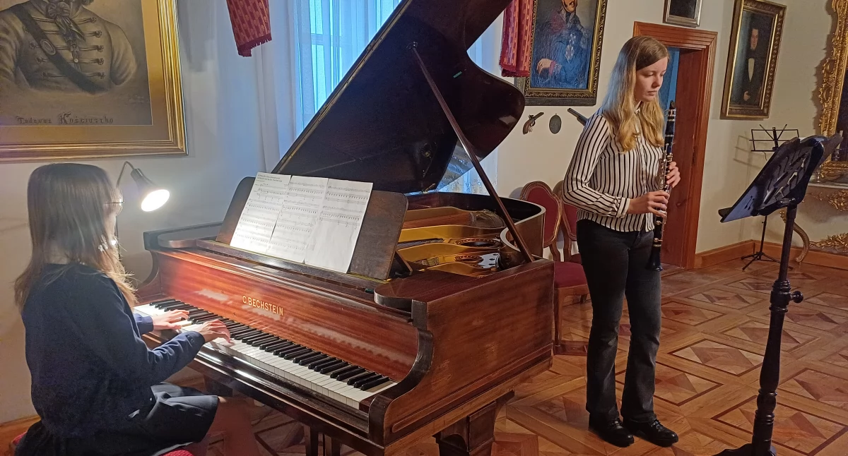 Wiosenny koncert w ramach nocy muzeów w Muzeum Wnętrz Dworskich w Ożarowie