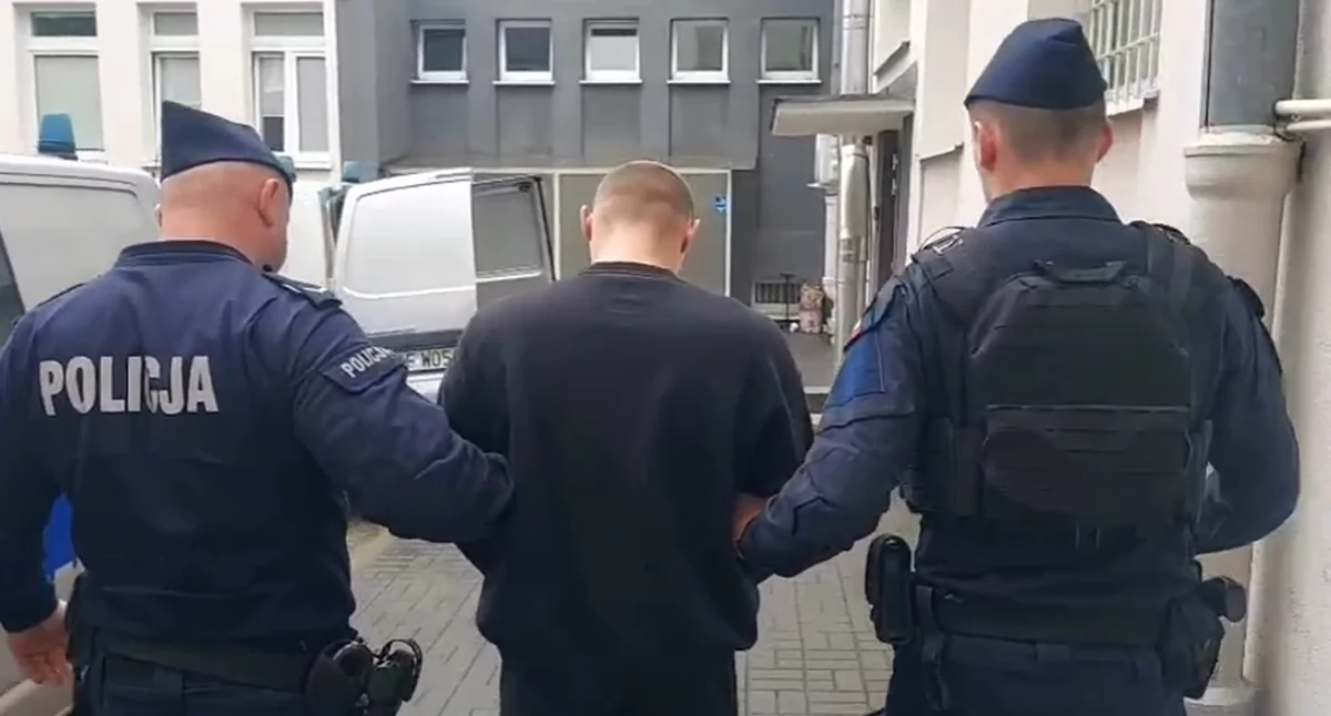 Zapukał do drzwi i zadał mężczyźnie dwa ciosy nożem - okazało się, że ofiarą... miał być ktoś inny