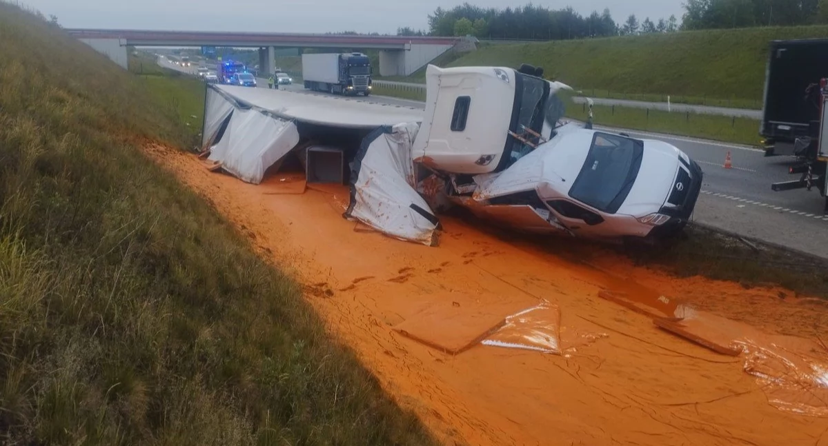 Ciężarówka uderzyła w busa na autostradzie - jedna osoba trafiła do szpitala