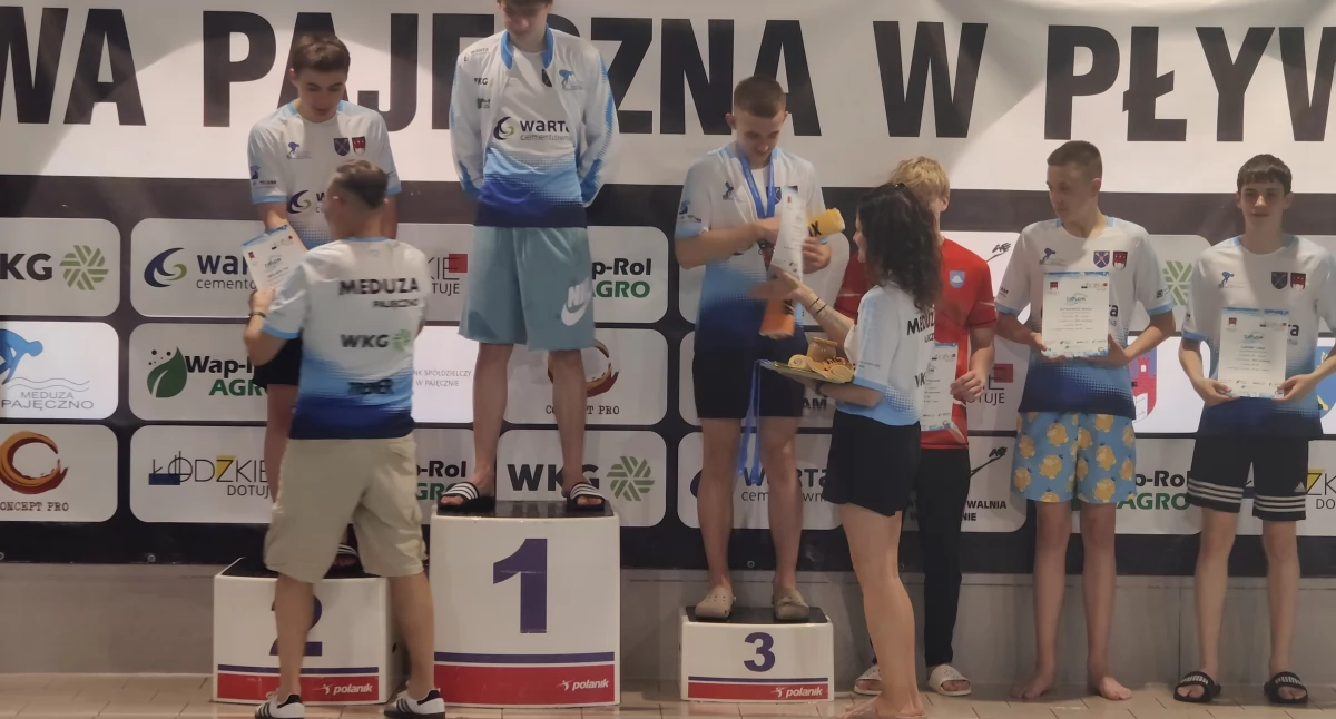 „Nie próżnujemy – pracujemy ciężko!” – Meduza Pajęczno zdominowała XIX Mistrzostwa Pajęczna w Pływaniu zdobywając 23 medale
