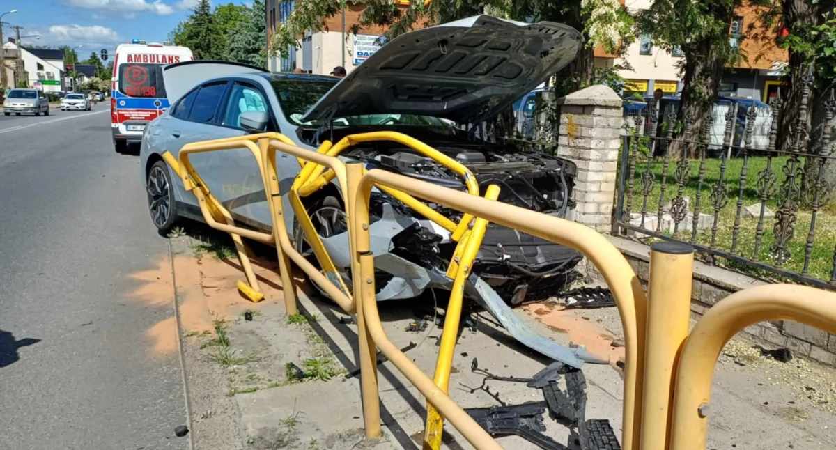 Samochód staranował barierki i uszkodził ogrodzenie