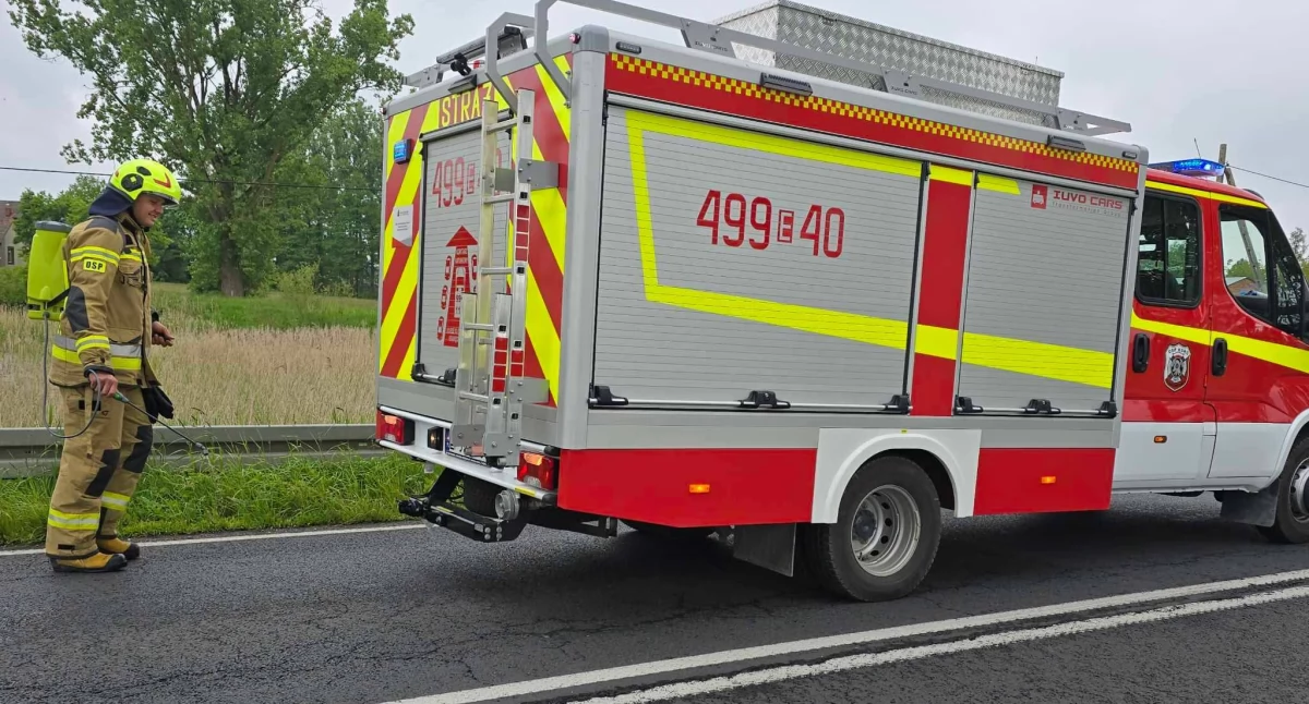 Wyciek substancji ropopochodnej na odcinku 30 km i kolizja drogowa w Działoszynie – akcja służb trwała 2,5 godziny