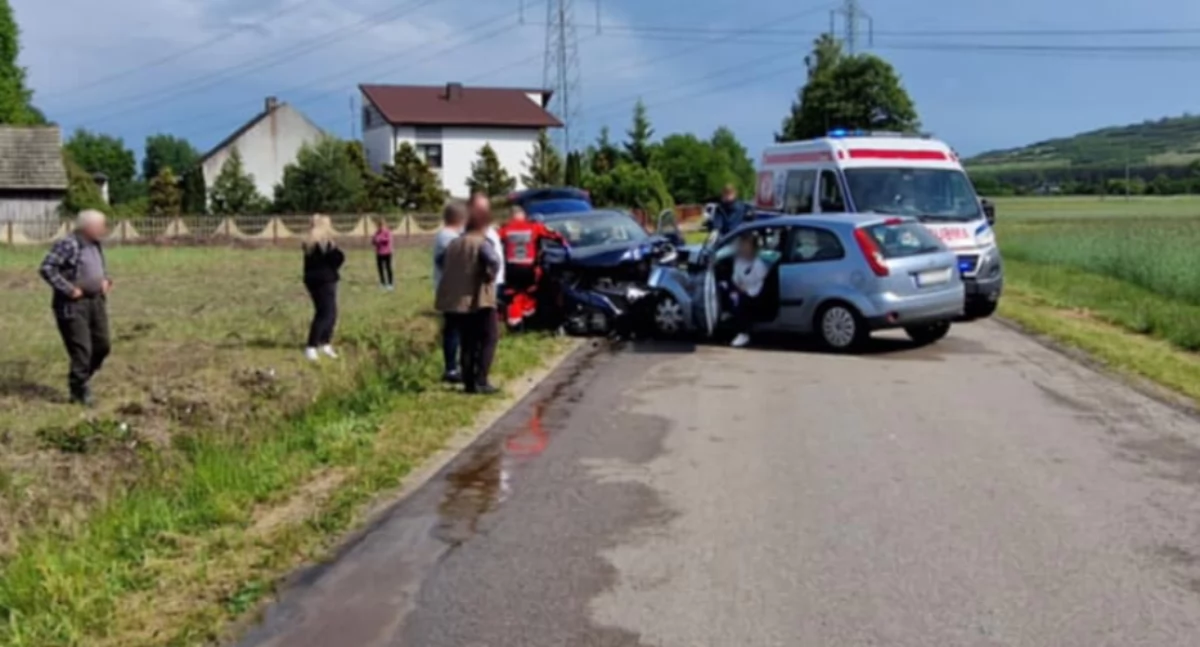 Groźny wypadek na drodze gminnej. Trzy osoby w szpitalu