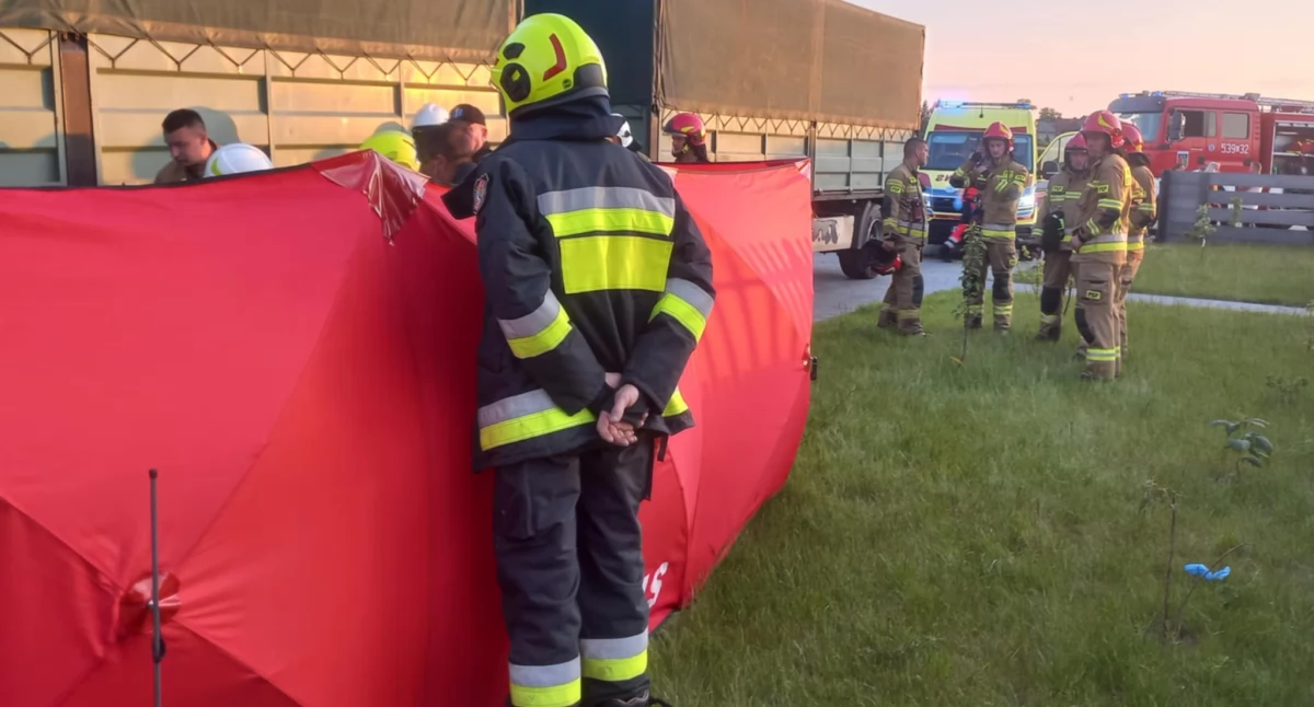 Śmierć pod ciężarówką. Tragedia na bocznej drodze we Wróblewie 