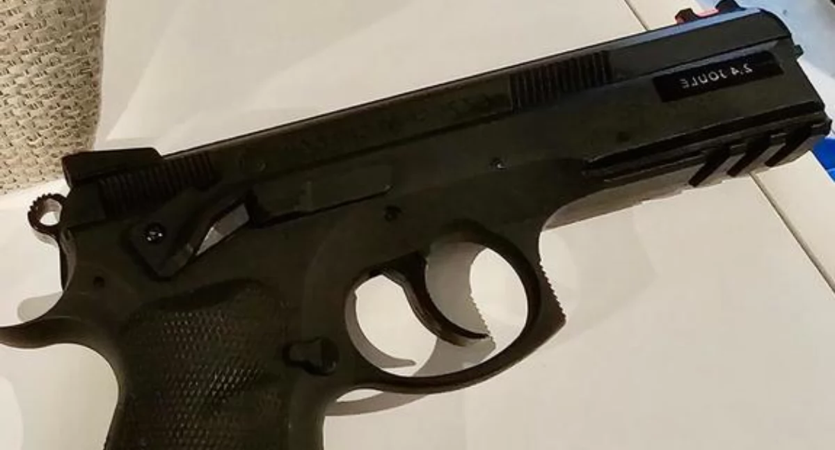 Dla zabawy ostrzelali okna szkoły z broni pneumatycznej
