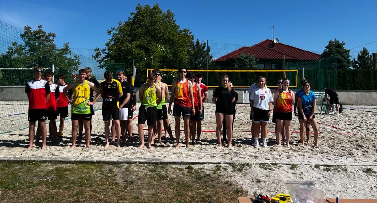 Licealiada 2025: I LO i II LO triumfują w Mistrzostwach Powiatu Wieluńskiego w siatkówce plażowej