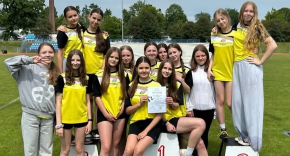 Uczniowie z Osjakowa błyszczą na lekkoatletycznych szkolnych arenach – awans do finałów wojewódzkich i rekordy życiowe