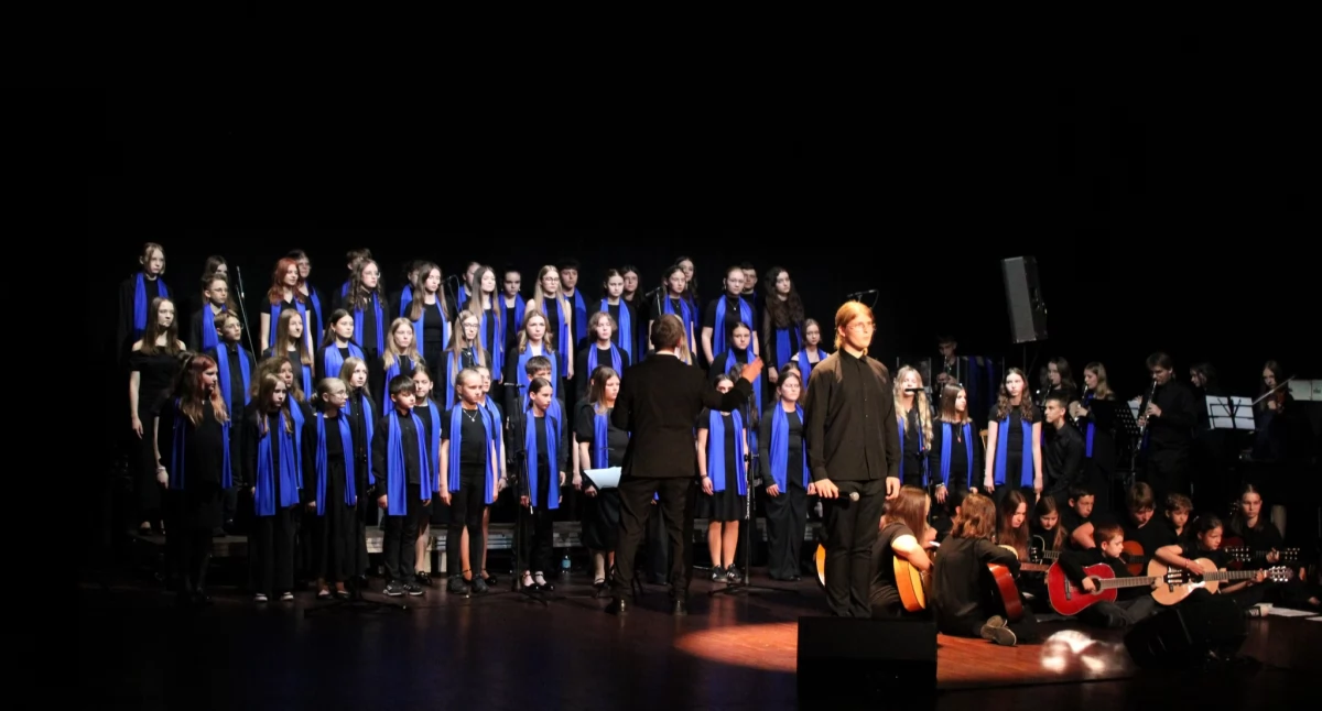Koncert „Święte Wędrowanie” w Wieluniu. Młodzież z PMDKiS ożywiła poezję Edwarda Stachury na scenie kina „Syrena”
