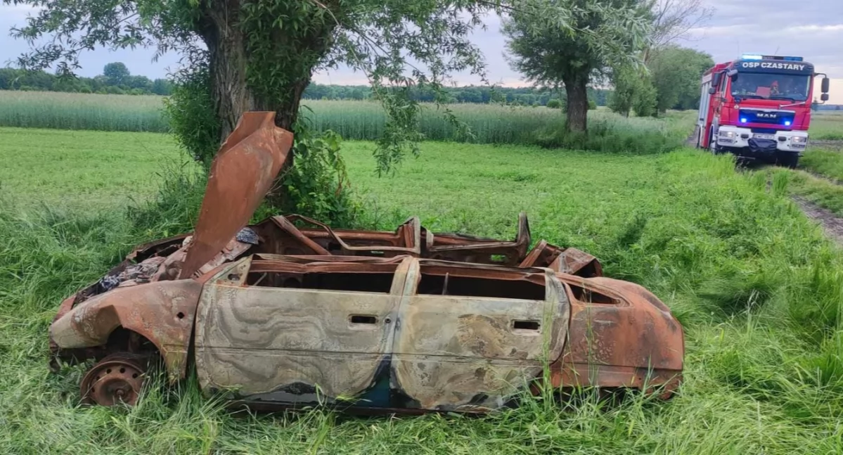 Samochód na drzewie. Nietypowa interwencja strażaków i policjantów