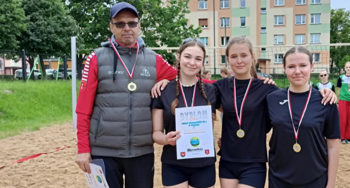 Mistrzostwa Powiatu Wieluńskiego w Siatkówce Plażowej w ramach Igrzysk Młodzieży Szkolnej: SP nr 2 Wieluń oraz ZS-P w Krzyworzece na podium