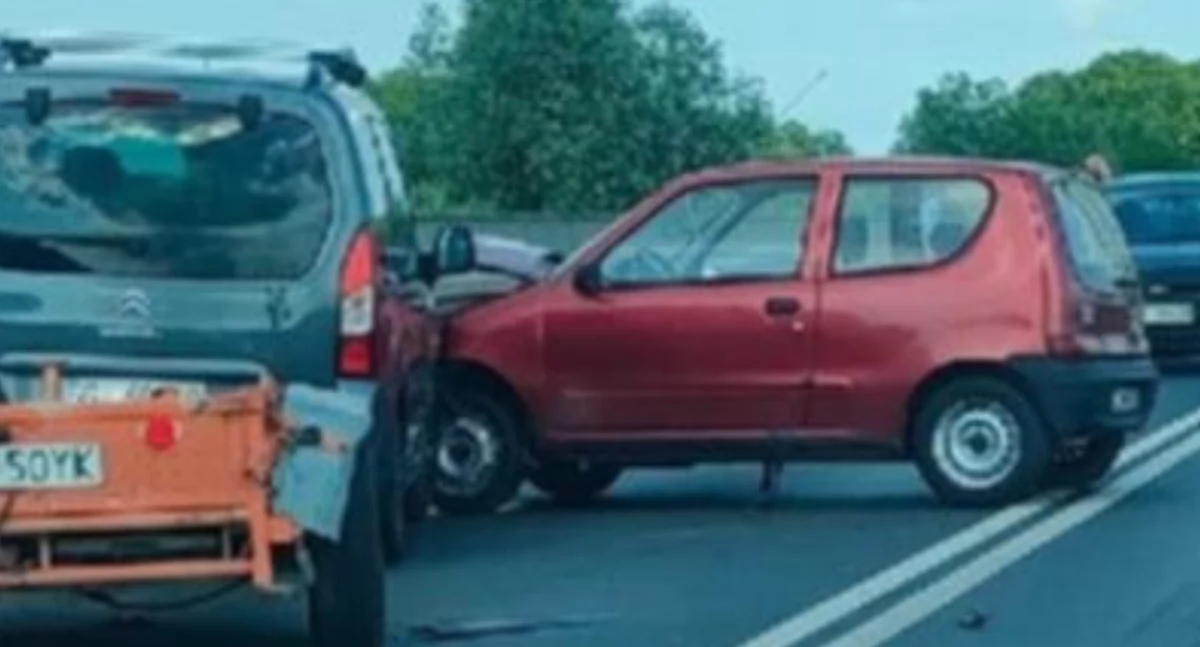 Bus uderzył w osobówkę, a ta w dwa kolejne auta - co było przyczyną zdarzenia?