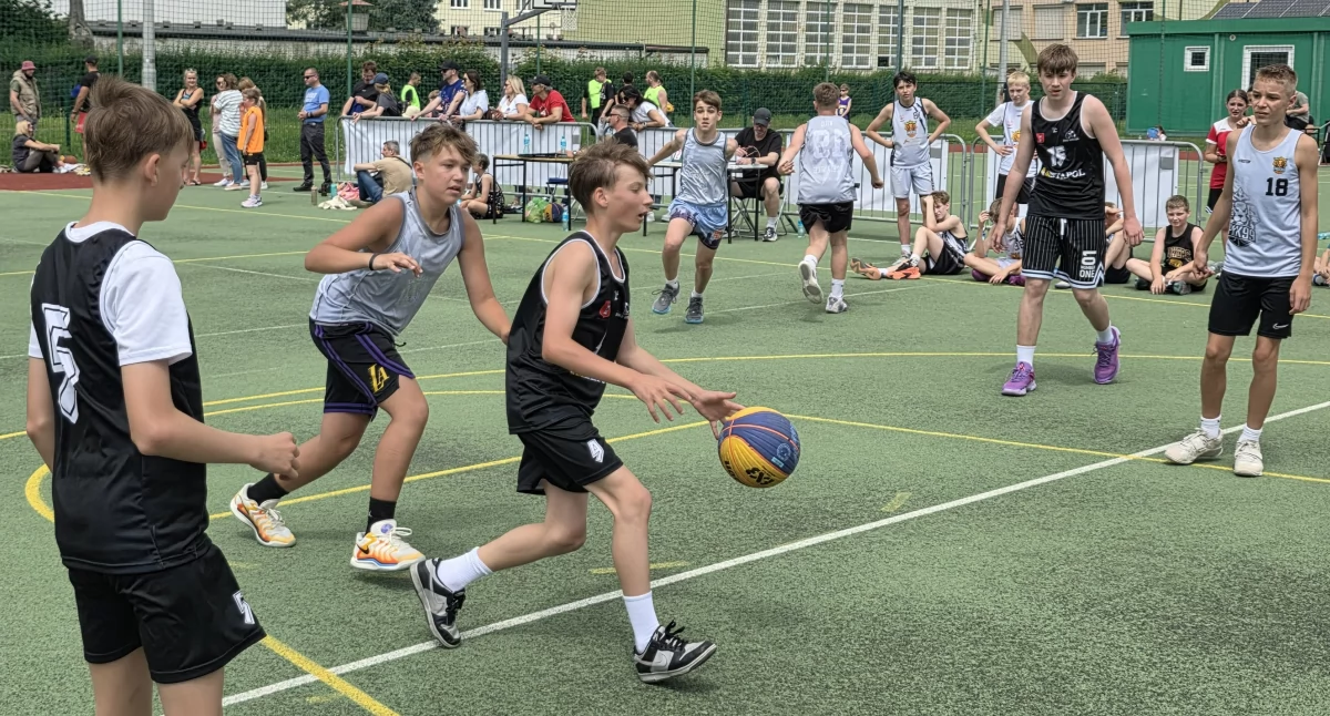 EWI Streetball: Turniej koszykówki 3x3 przyciągnął blisko stu zawodników do Wielunia
