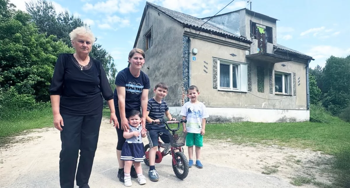 Małe dzieci straciły ojca. Dom, w którym mieszkają wymaga remontu