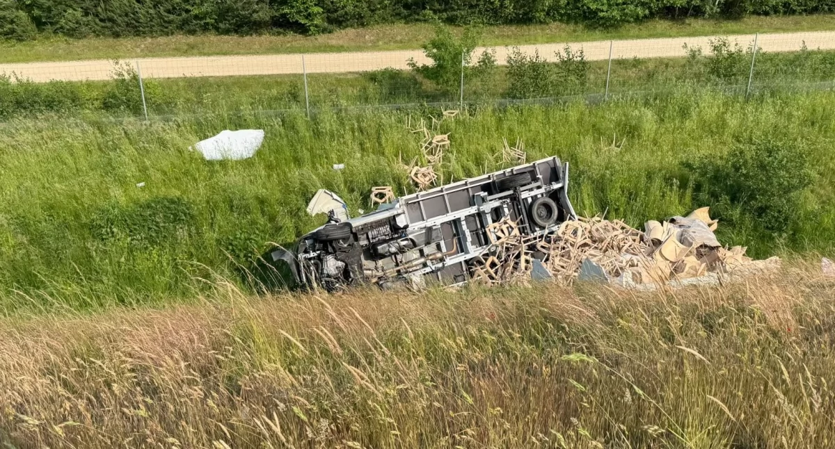 Kolizja trzech pojazdów na S8 w okolicach Nowej Wsi (pow. sieradzki): Jedna osoba trafiła do szpitala