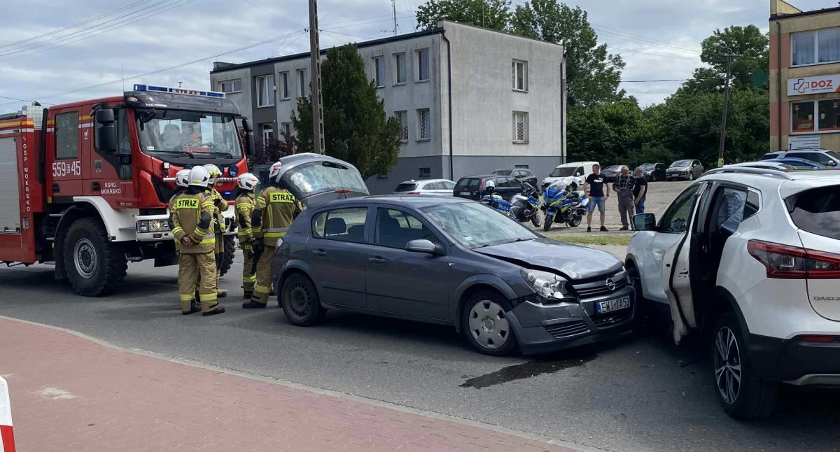 Zderzenie dwóch samochodów osobowych w Mokrsku: Jedna osoba trafiła do szpitala