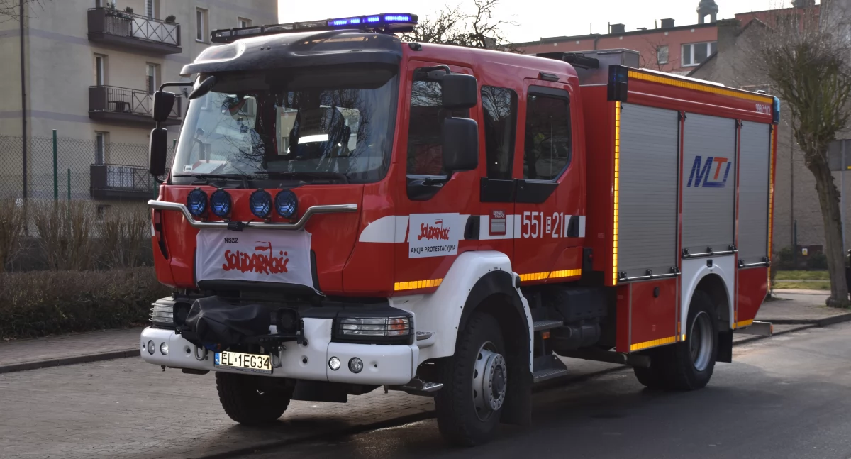 Seniorka z Wielunia w szpitalu. Strażacy wchodzą do mieszkania przez balkon
