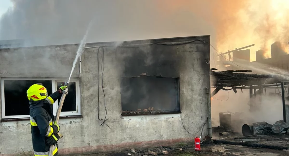 Groźny pożar obiektów magazynowych w Tyblach, gmina Sokolniki