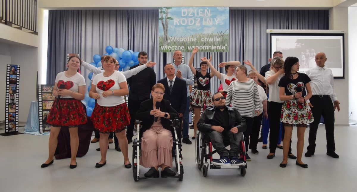 Dzień Rodziny w Środowiskowym Domu Samopomocy w Strobinie – „Wspólne chwile, wieczne wspomnienia” pełne radości i tańca