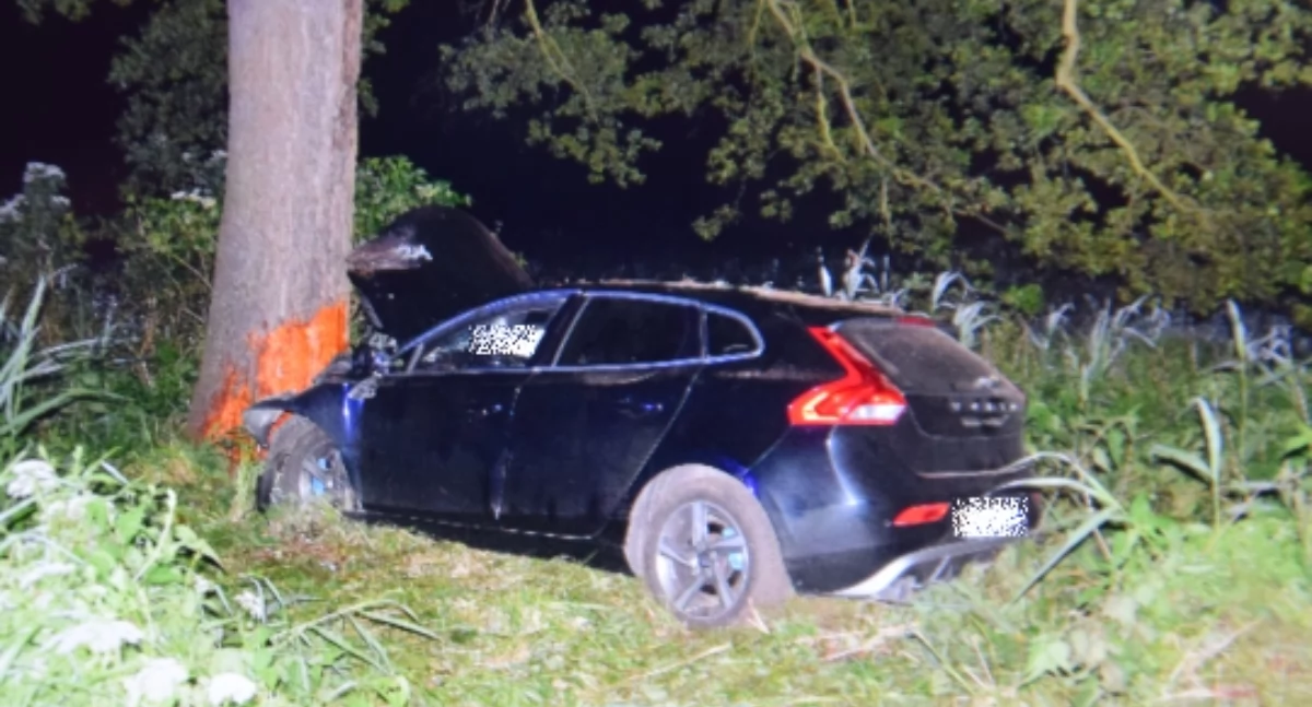 Pijany kierowca wjechał w drzewo. Przyjechał po niego nietrzeźwy kolega i razem uciekli z miejsca zdarzenia!