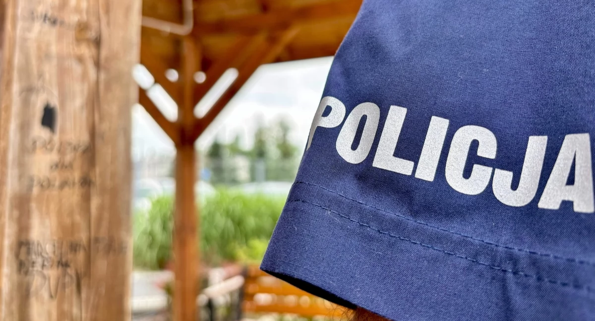 Policjanci zauważyli grupę młodych osób - jeden z chłopców niszczył miejską infrastrukturę 