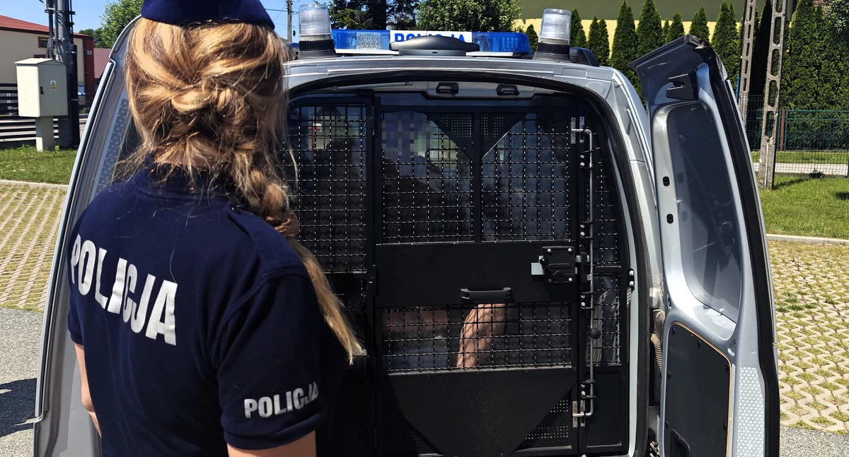 Był częściowo rozebrany i agresywny wobec przechodniów - 38-latek miał przy sobie narkotyki 