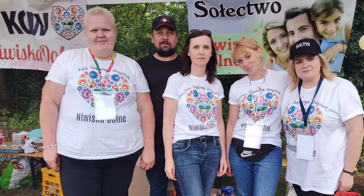Festyn rodzinny w Niwiskach Dolnych: przejażdżka bryczką, dziwny mecz i człowiek z wielkim ptakiem