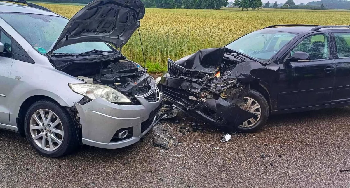 Kraksa podczas wymijania! Mężczyzna trafił do szpitala!