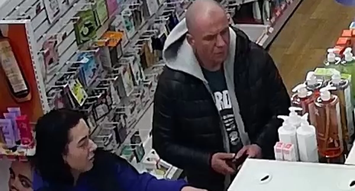Ukradli kosmetyki ze sklepu - poszukuje ich policja