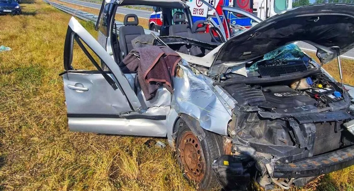 Zakleszczeni w aucie. Wypadek osobówki z ciężarówką na S8