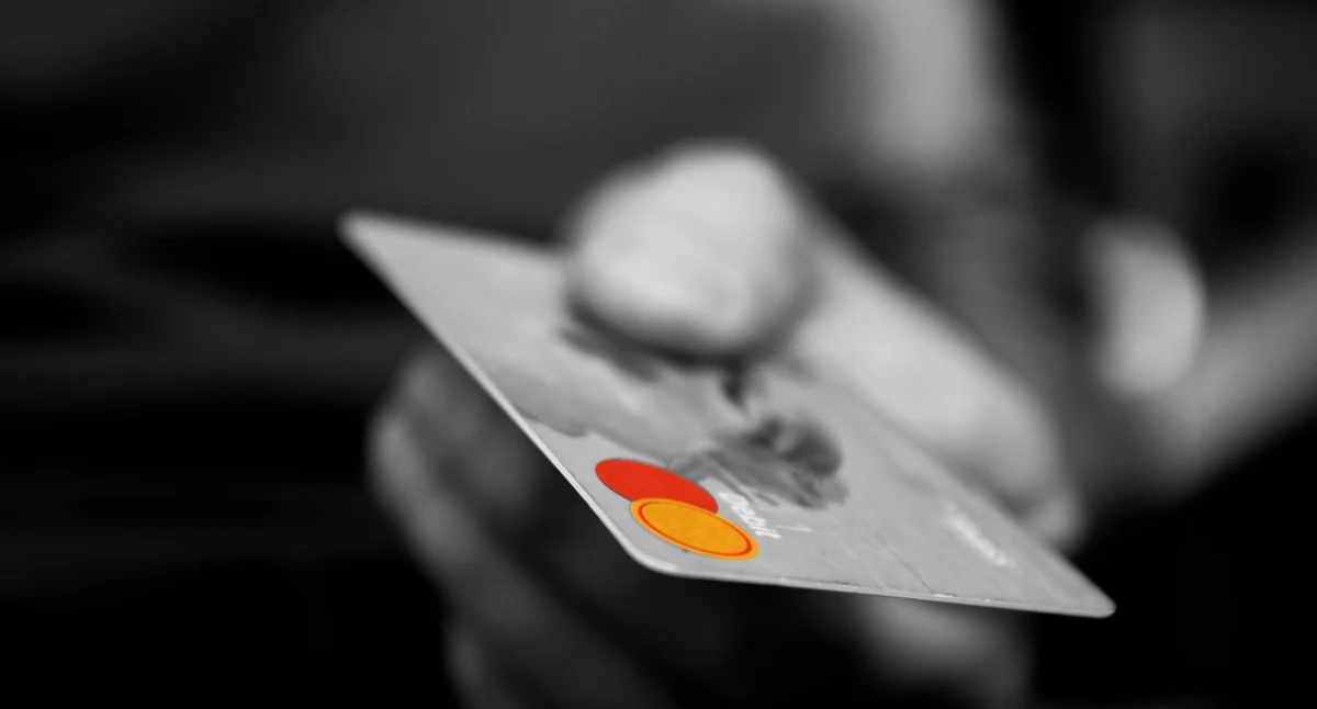 Odwiedzili kolegę i ukradli mu kartę bankomatową. Narobili zakupów za tysiąc złotych