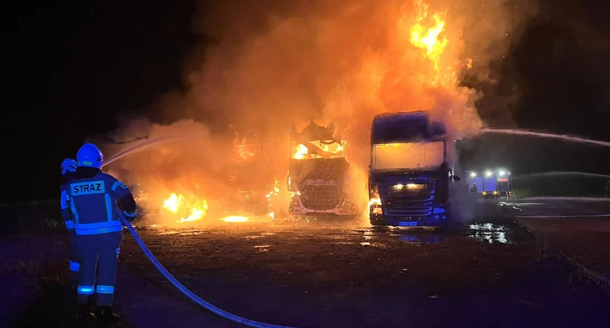 Pożar czterech ciężarówek w Łubnicach. Policja bada przyczyny nocnego zdarzenia