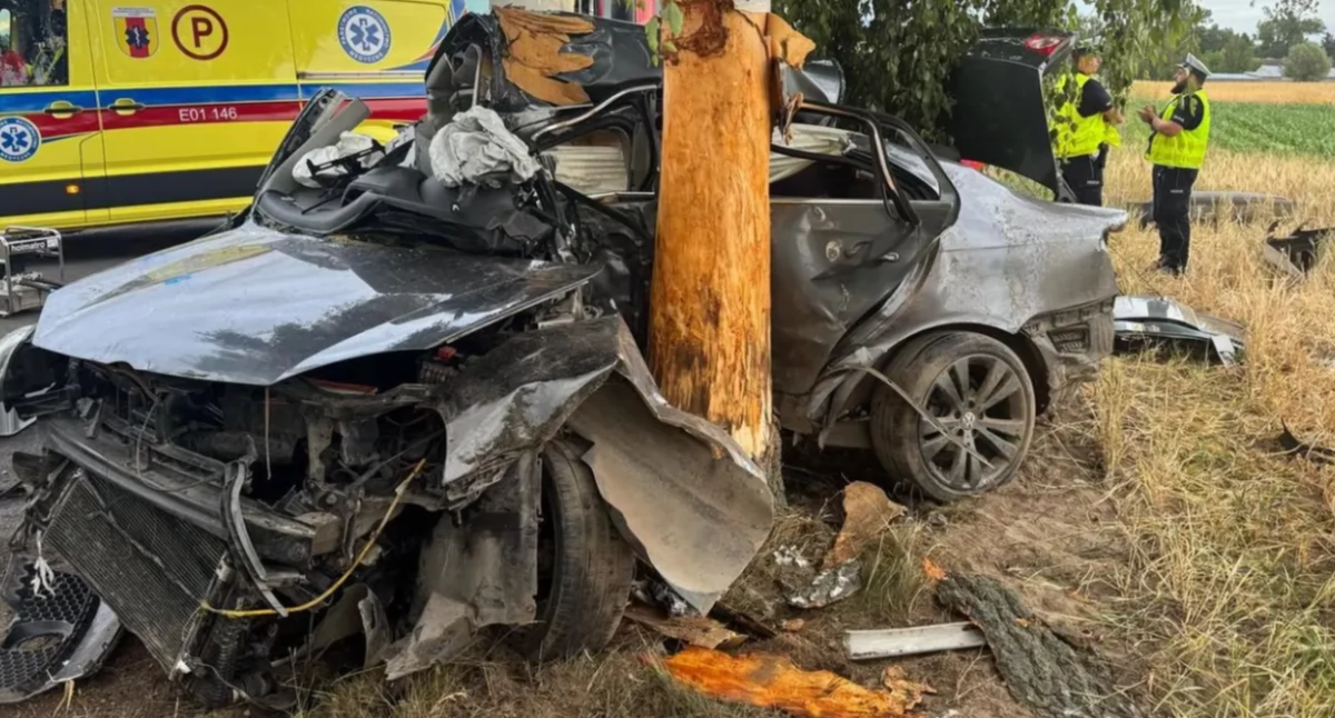 Tragiczny wypadek z udziałem 38-latka - jego volkswagen owinął się wokół drzewa