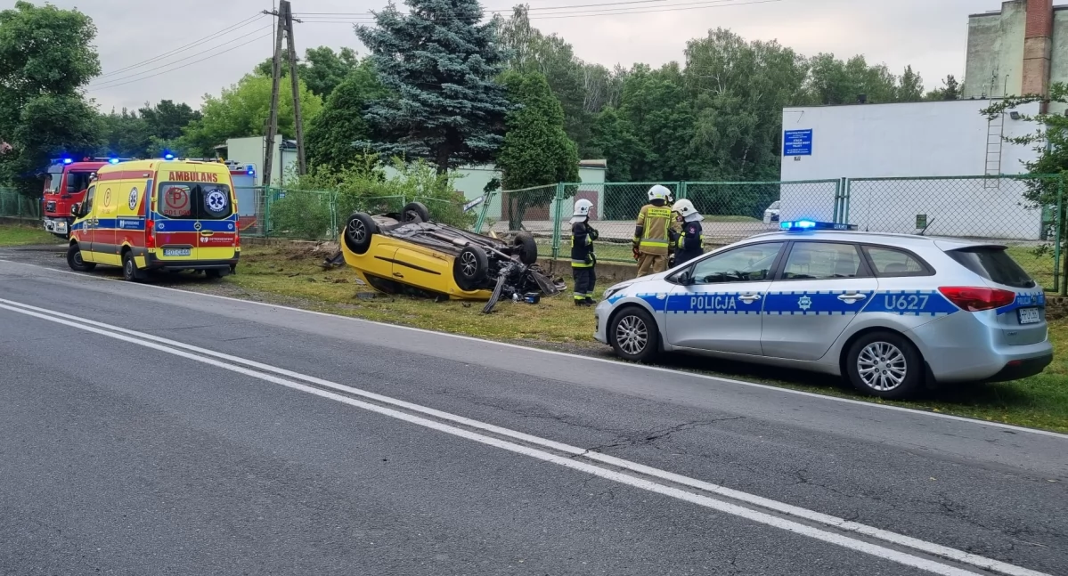 20-latek wpadł w poślizg - jego auto zatrzymało się na ogrodzeniu 