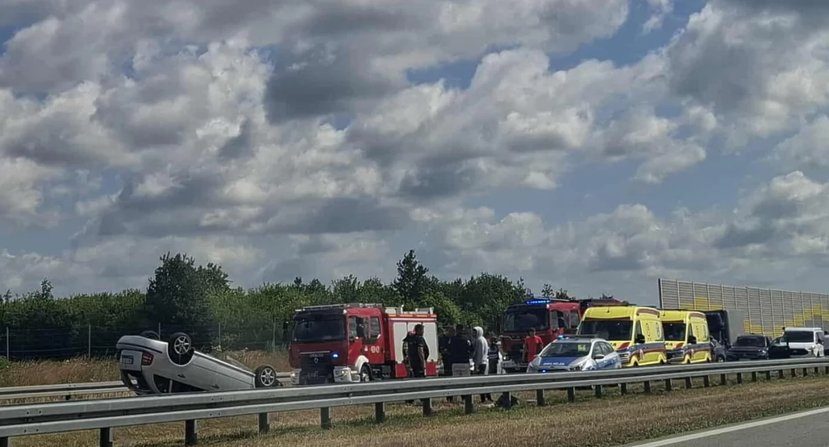 Auto dachowało na S8 - kierowca prawdopodobnie zasnął
