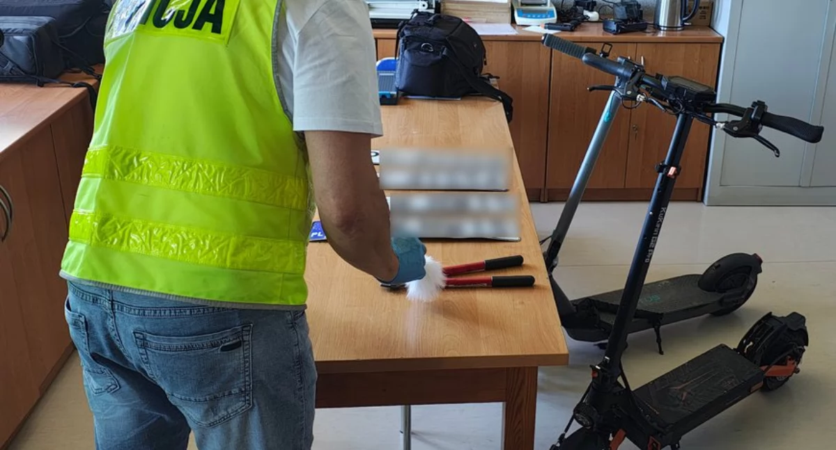 Nieprawidłowo zaparkował BMW. Miał przy sobie kradzioną hulajnogę i cudze tablice rejestracyjne