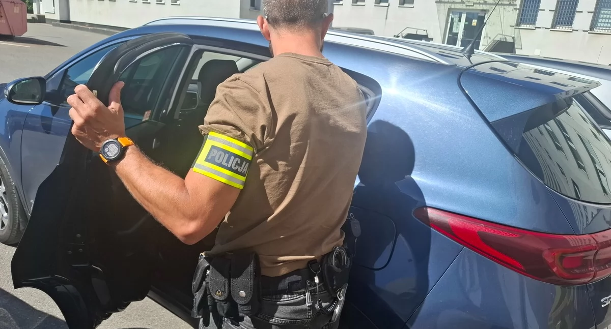 Policjanci chcieli go wylegitymować. Nie mógł się odezwać, bo usta miał pełne... marihuany